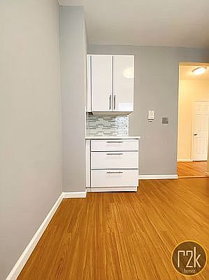 3rd image of 2572 43rd St APT 1F