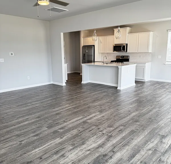 142 Gervais Cir — Photo 2