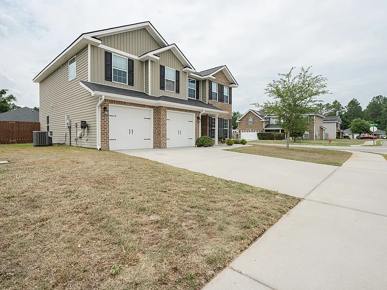 717 Highgrove Ct — Photo 3