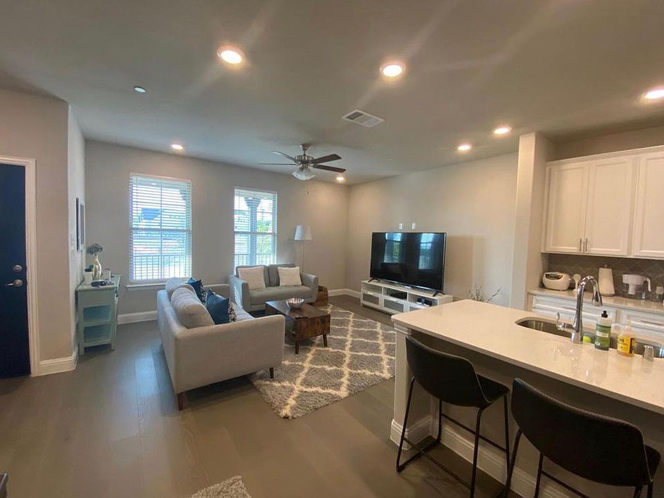 2nd image of 2815 Monterey Ave #21