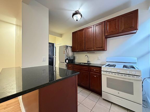 2nd image of 1040 Park Pl APT 5A