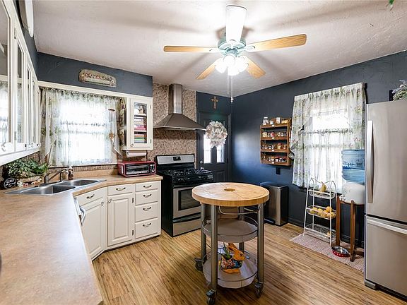 5th image of 820 N Randall Ave