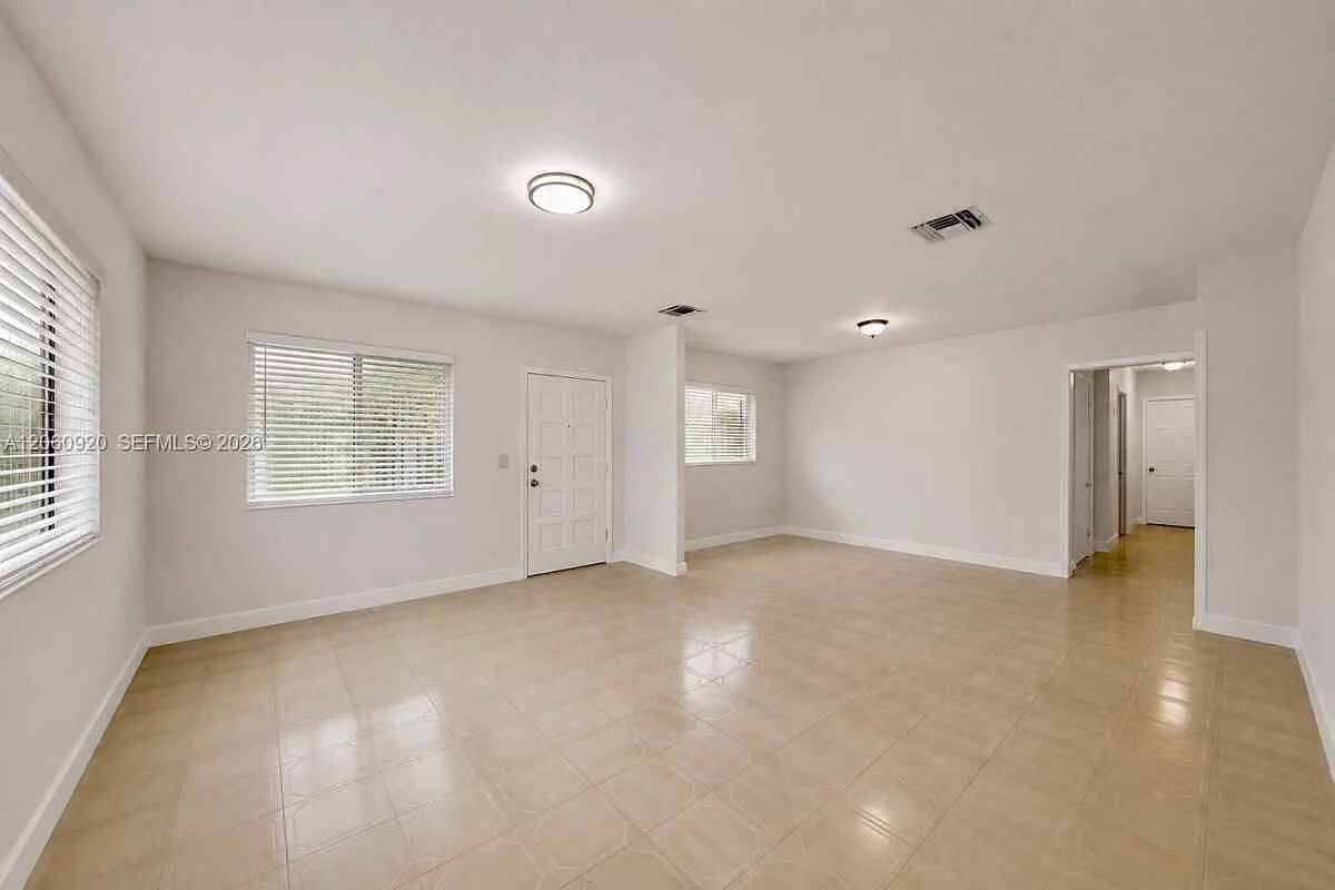 8636 Nw 35th Pl Miami, Fl 33147 — Photo 4