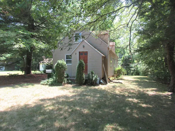 7 Pickney Avenue, Plainville, CT 06062