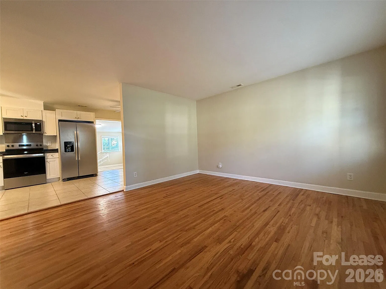 3 bed, 1.0 bath, 1170 sqft, $1,700 — Photo 4