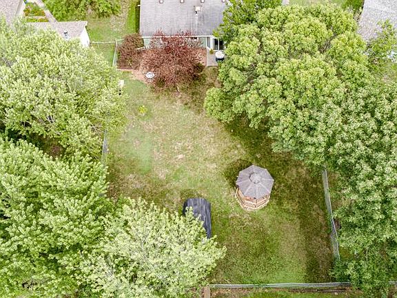 3rd image of 281 N Sunny Side Ct