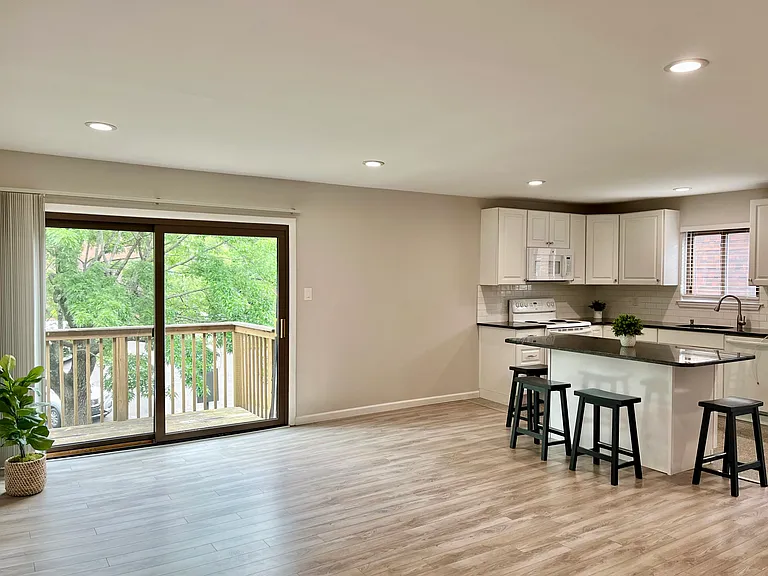 702 Meadow Woods Ln — Photo 3