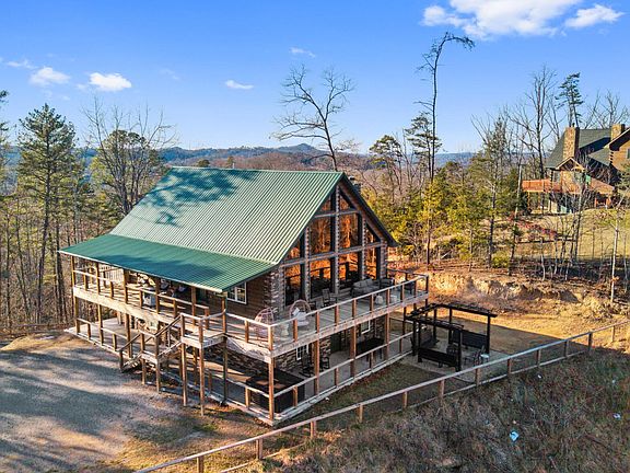 3rd image of 1535 Mountain Trail Ln