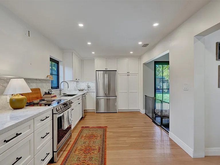 807 SW 18th St — Photo 6