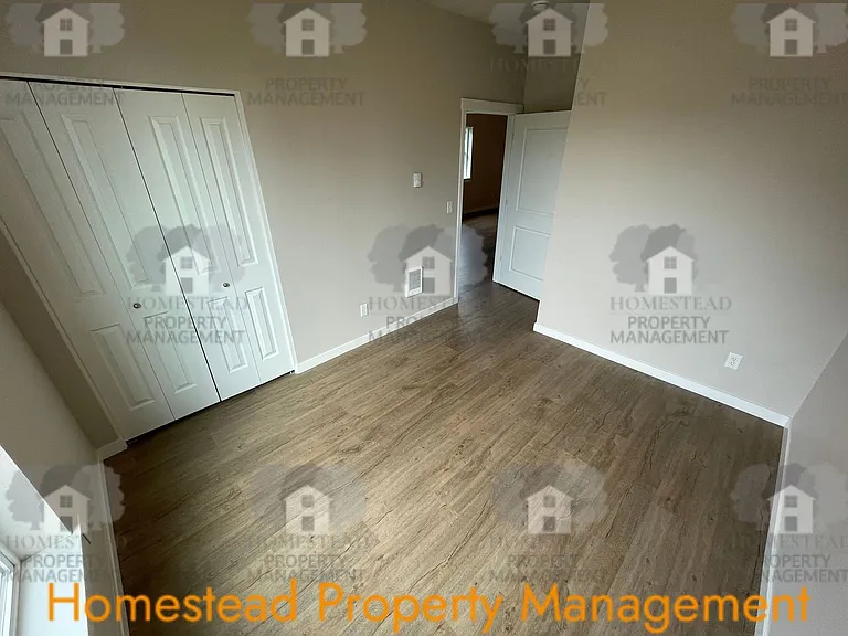 283 Knox St N — Photo 10