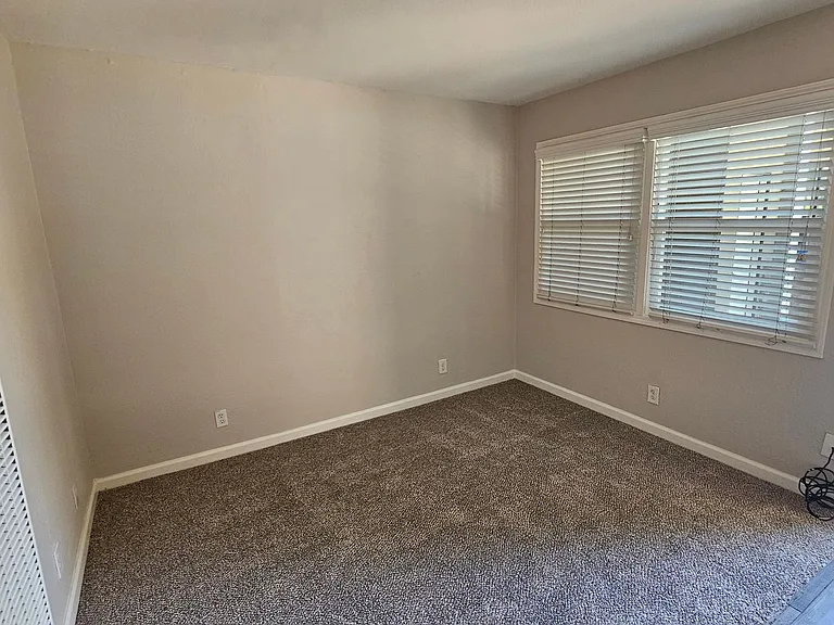 370 N Fair Oaks Ave — Photo 4