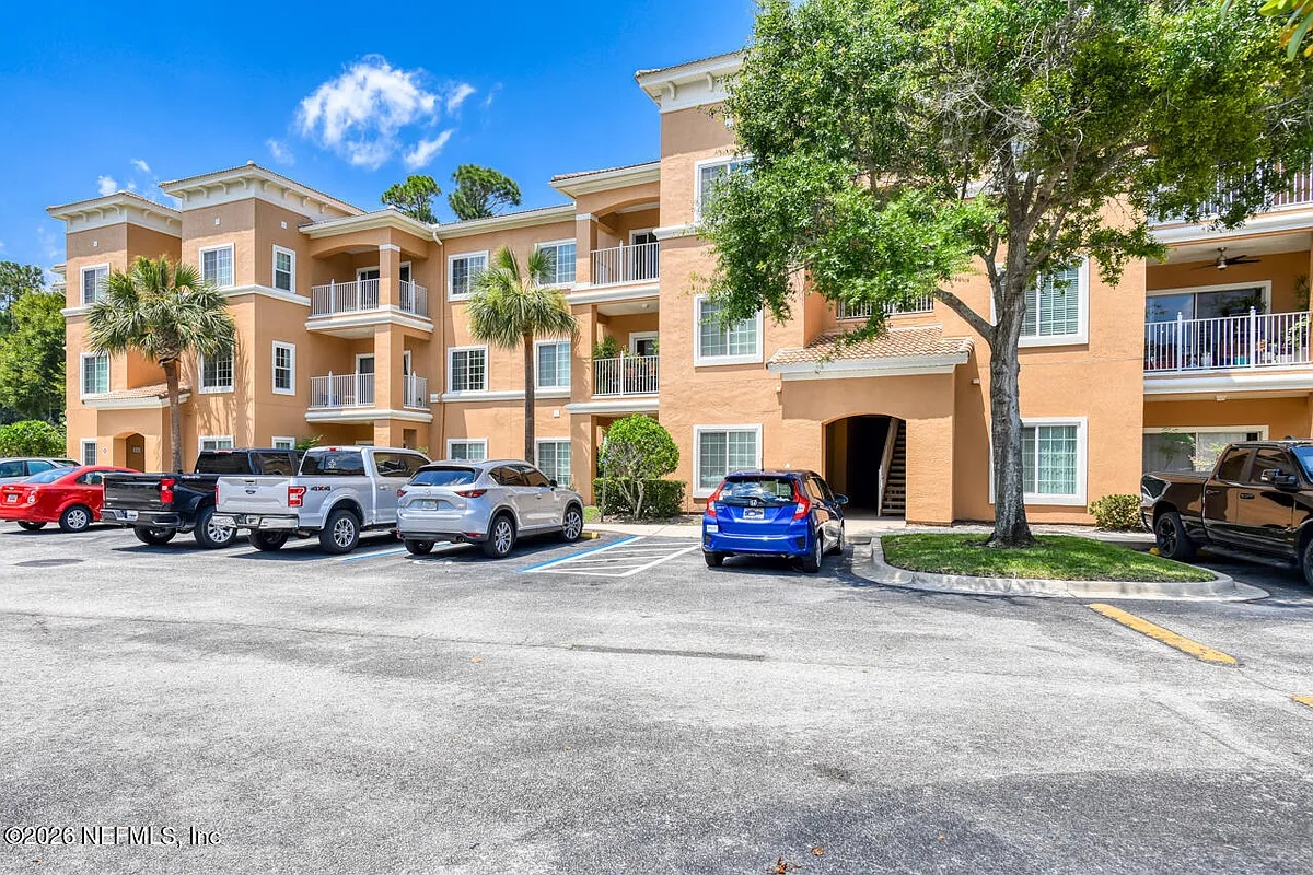 Building Photo - 605 Fairway Dr #203