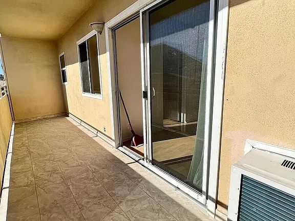 3rd image of 1046 N Normandie Ave APT 3