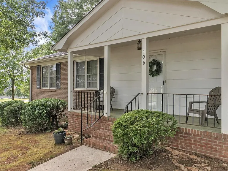 106 Chestnut Dr — Photo 2