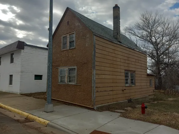 913 8th St, Springfield, SD 57062