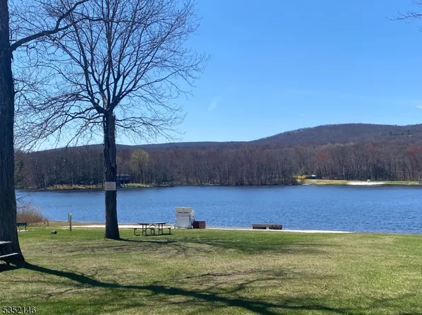 82 E Shore Dr, Hampton Twp., NJ 07860