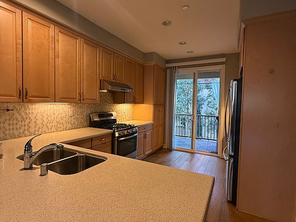 5th image of 126 Newbury St
