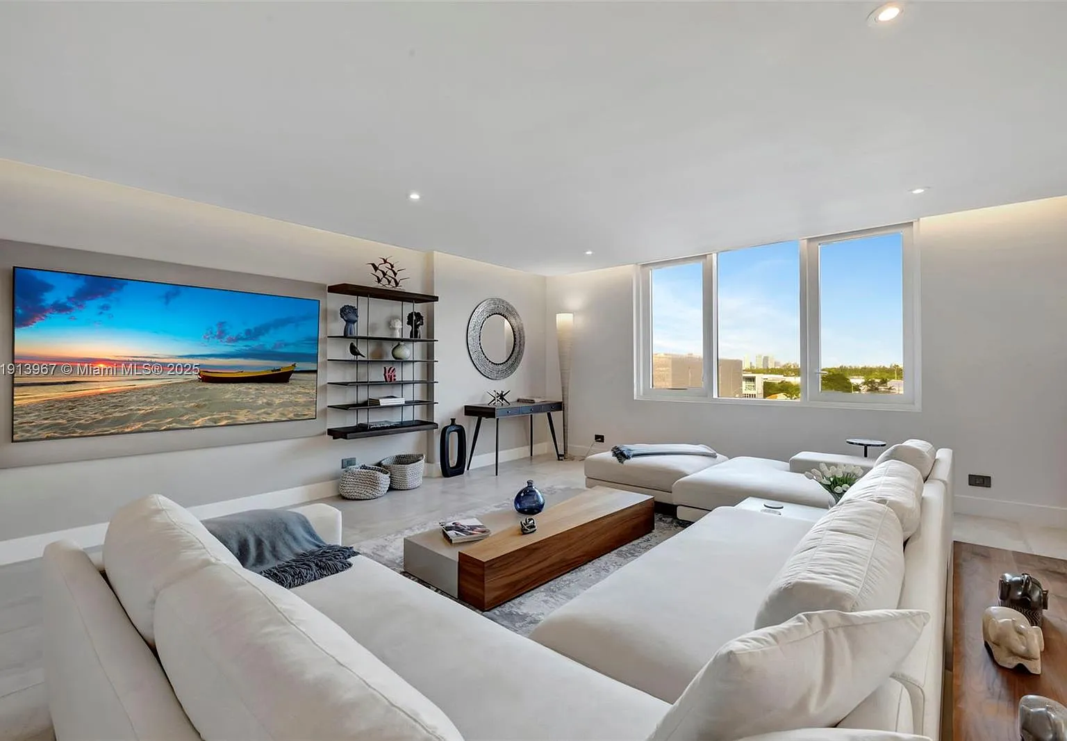 Roney Palace Condo — Photo 1