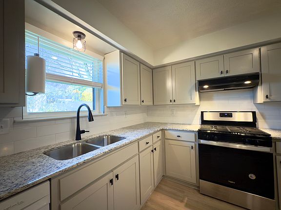 4th image of 423 N Mission Blvd