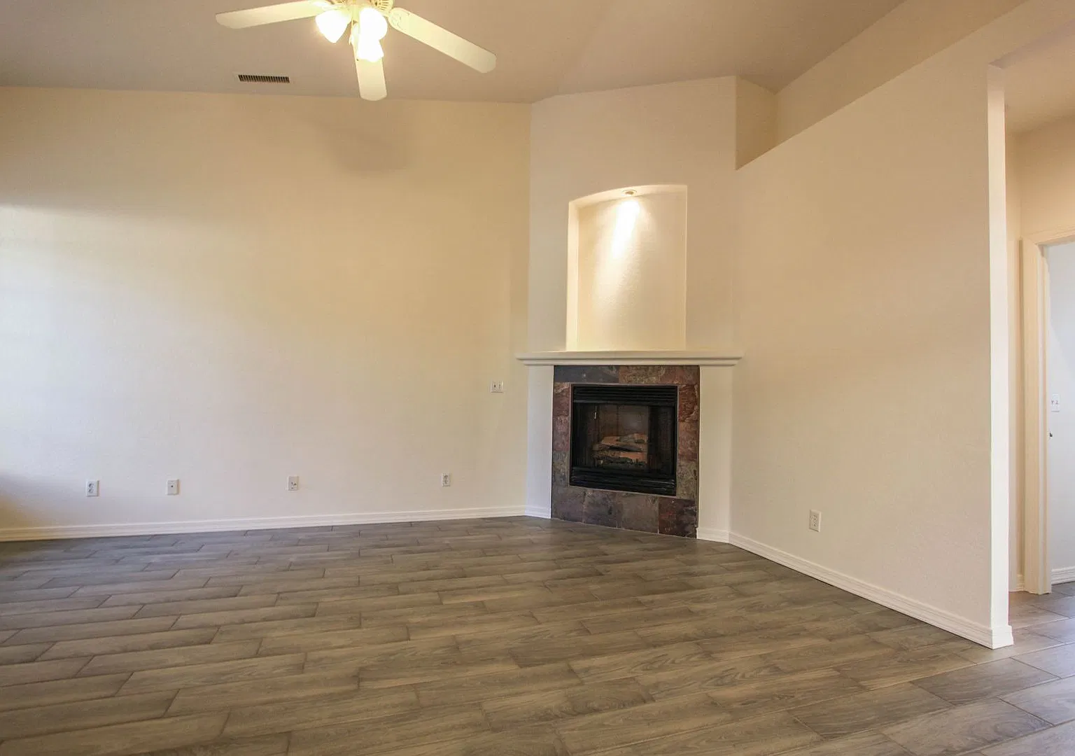 Prescott Valley Duplex with 2 Car Garage — Photo 4