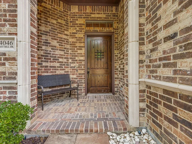 4046 E Hill Dr — Photo 3