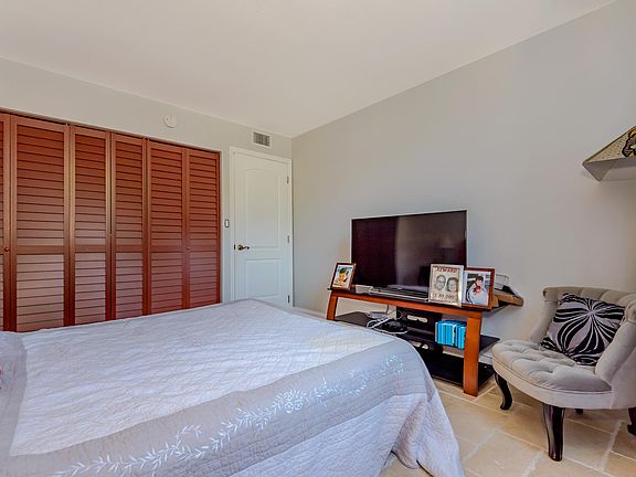 5th image of 2780 NE 183rd St APT 117