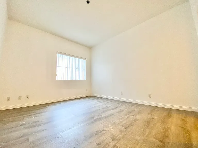 649.5 S Ridgeley Dr #102 — Photo 7