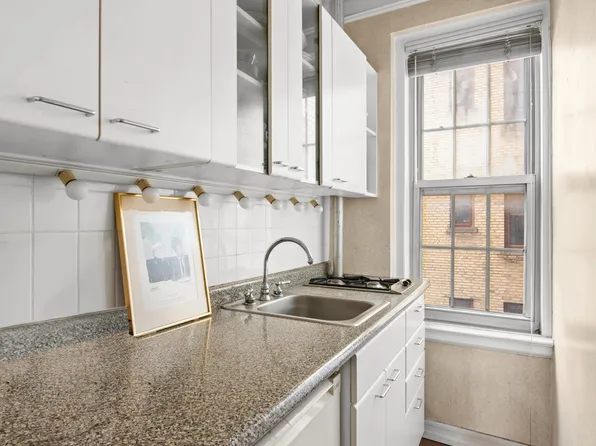 155 Henry Street image 5 of 11