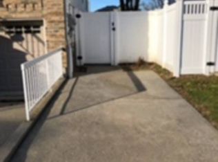 19 Sapphire Ct, Staten Island, NY 10307