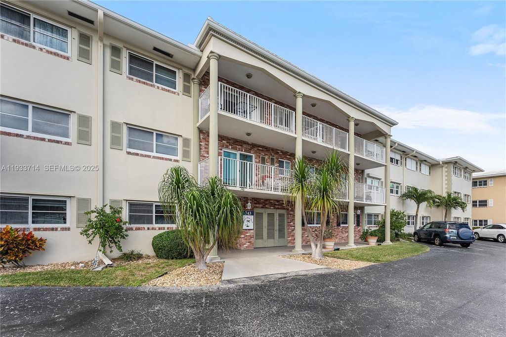 743 N Riverside Dr APT 5C, photo 2