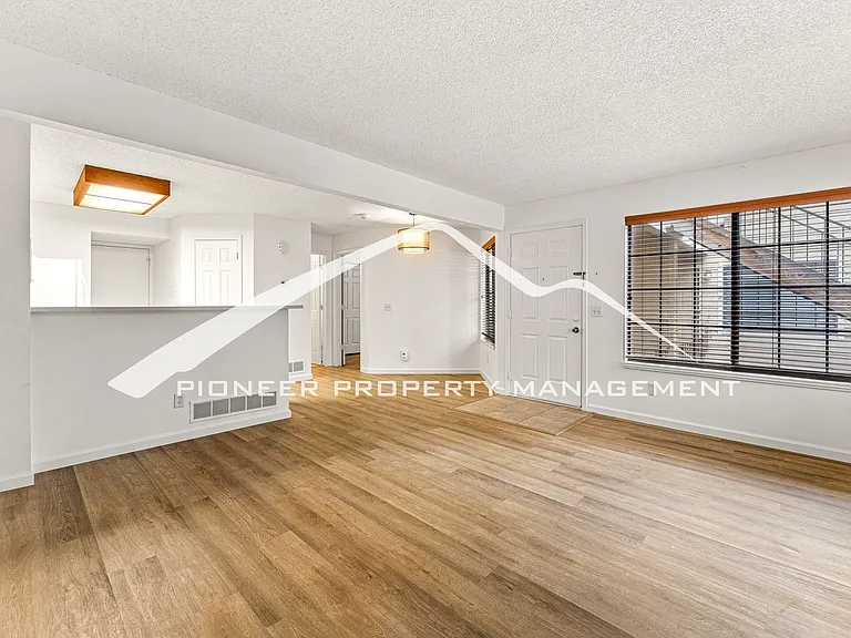 940 S Dahlia St #A — Photo 4
