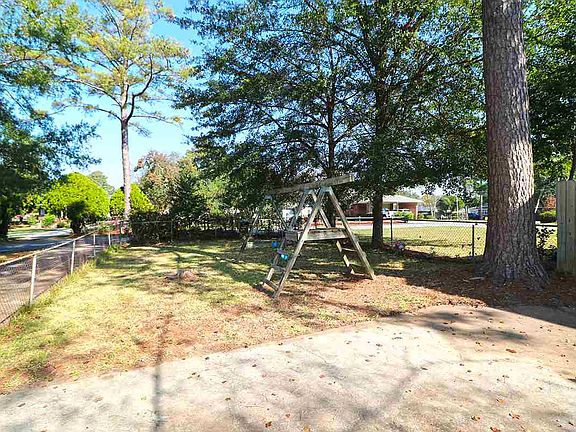 5th image of 200 Pine Valley Dr