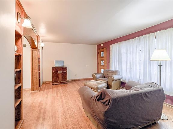 3rd image of 108 W 85th St