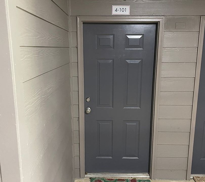 2nd image of 1114 S College St APT 4-101