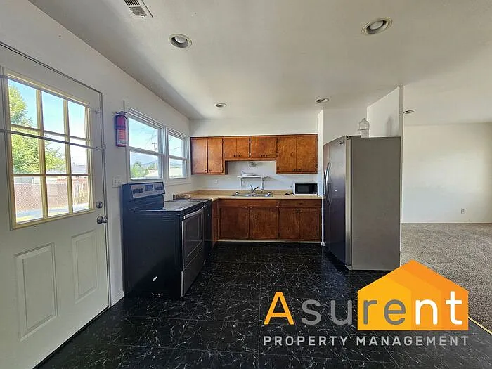3 bed, 2.0 bath, 927 sqft, $1,995 — Photo 3