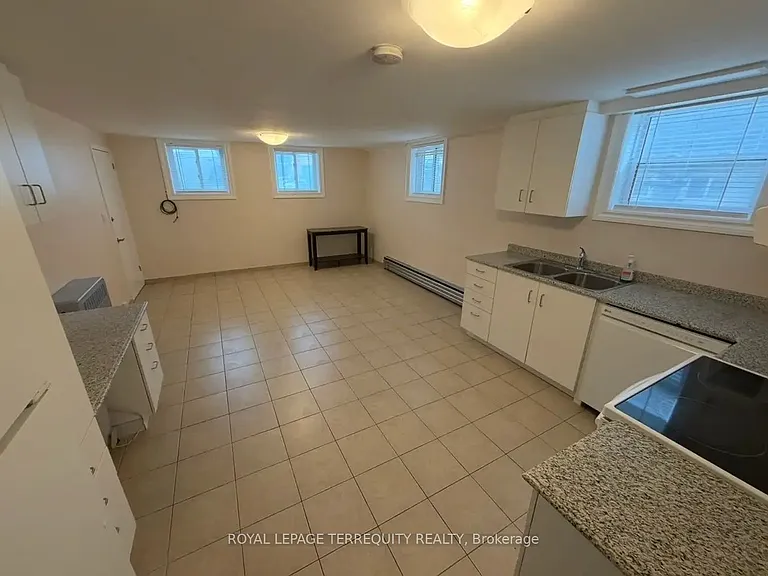 1564 The Queensway — Photo 4