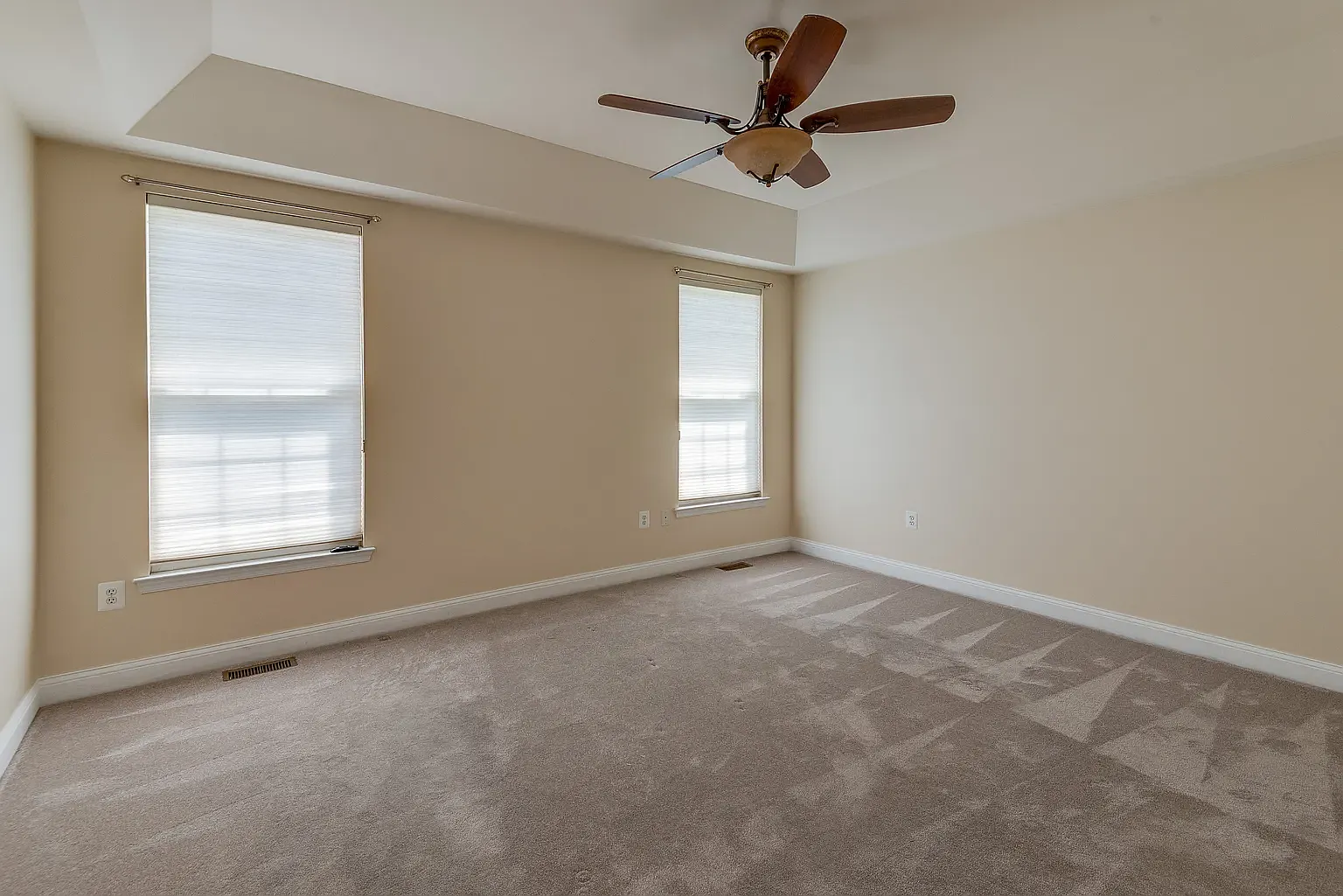3 bed, 2.5 bath, 2200 sqft, $1,600 — Photo 3
