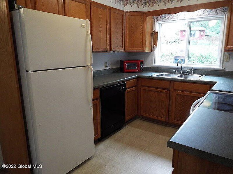 5th image of 431 Steele Ave