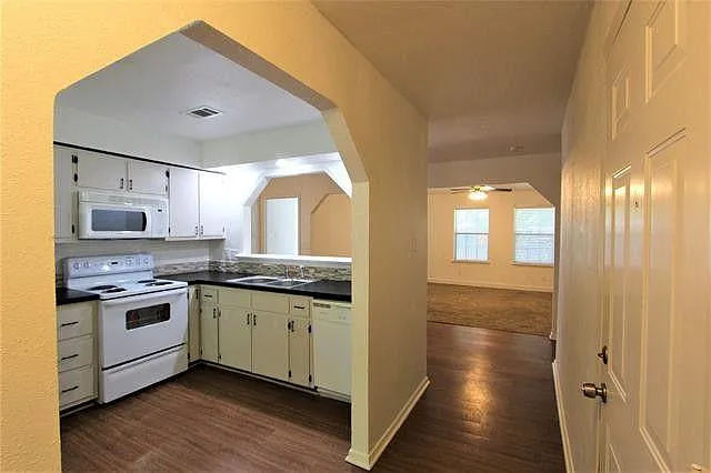 3 bed, 1361 sqft, $2,100 — Photo 2