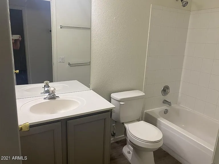 525 W Candlewood Ln — Photo 9