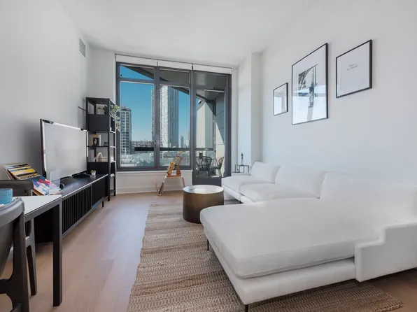 8 Court Square image 3 of 25