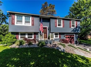 104 Colchester Cir, Minoa, NY 13116