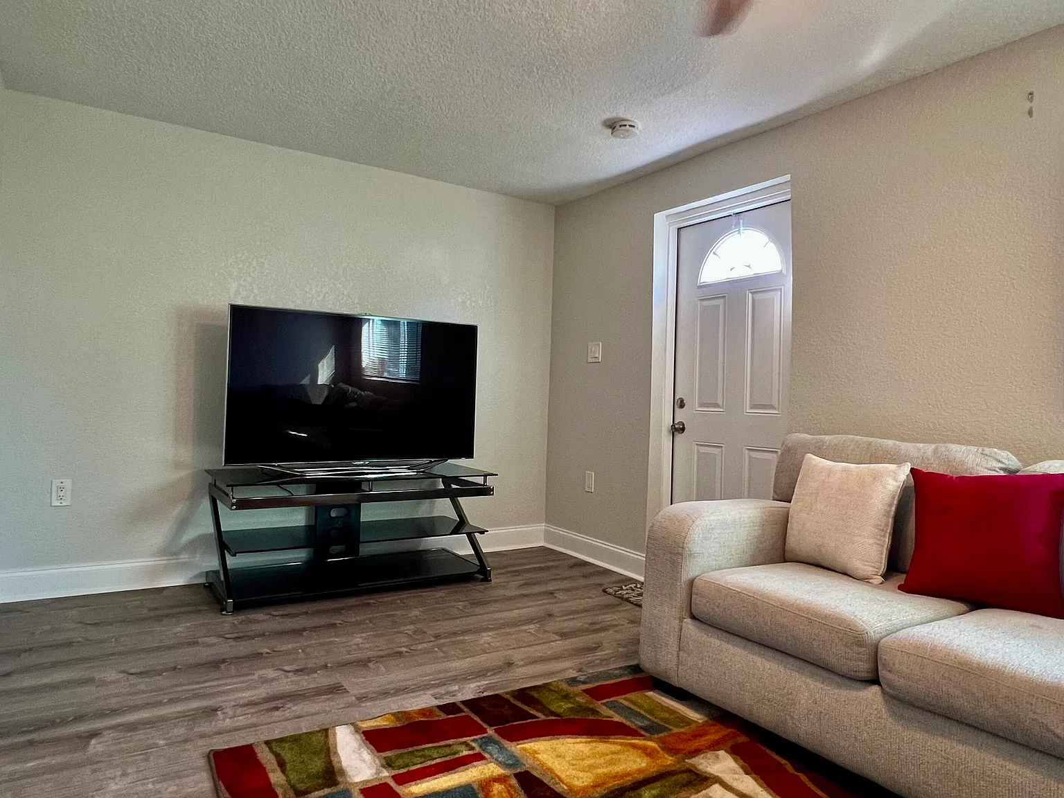 3 bed, 1.0 bath, 1097 sqft, $1,800 — Photo 2