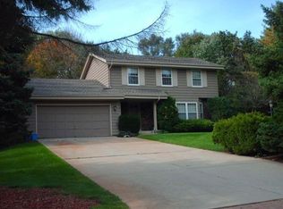 735 Poplar Creek Dr, Brookfield, WI 53045