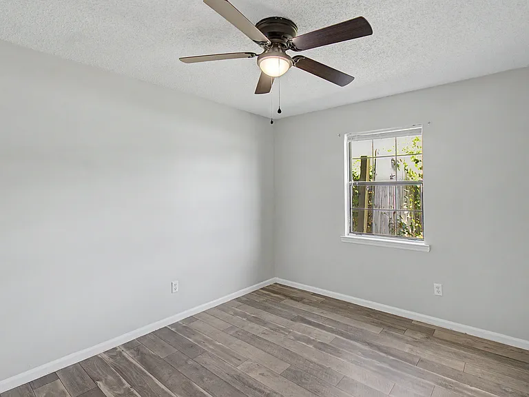 703 Woods Ct — Photo 18