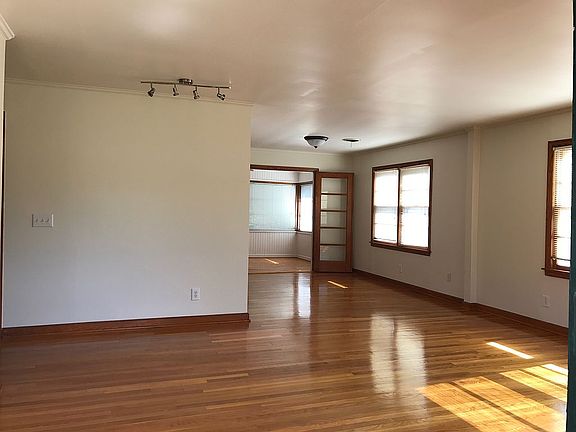 3rd image of 140 Hillcrest Cir
