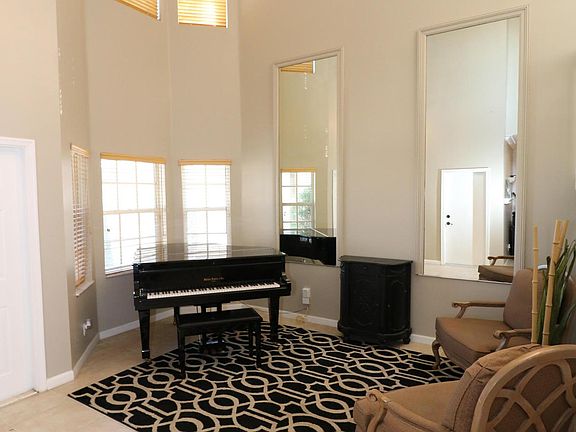 Home For Sale In Thoroughbred Lakes