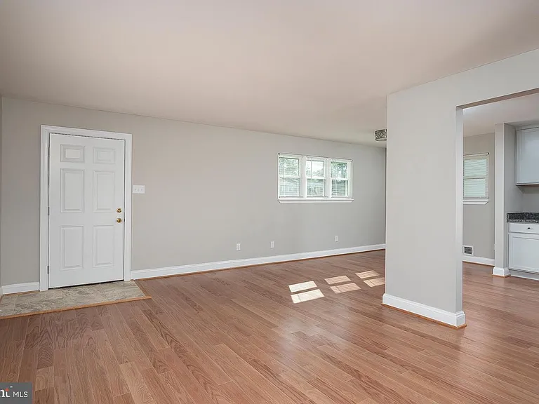 1952 Forest Dr — Photo 5