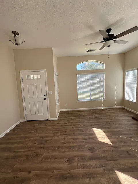 3 bed, 1297 sqft, $2,100 — Photo 2