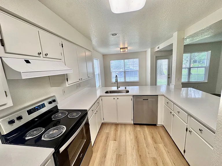 4701 NE 77th Ave #D-16 — Photo 3